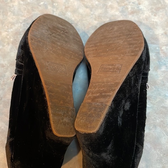 Toms black velvet wedge shoes (sz 8) - Picture 5 of 11